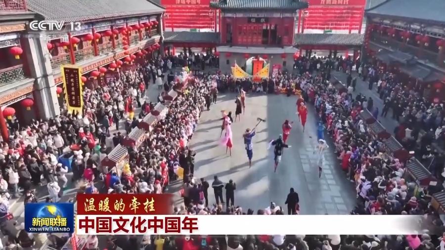 Presiden Tiongkok Xi Jinping menunjukkan