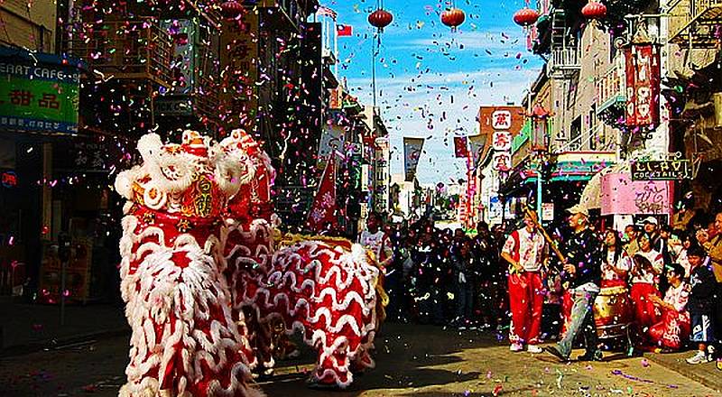 Masyarakat Tionghoa di sekitaran Pasar Lama Tangerang mendatangi Klenteng Boen Tek Bio yang berada di Pasar Lama