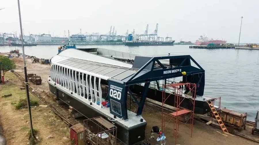 Pemberian kapal pembersih sampah itu merupakan bentuk dukungan Coldplay dalam memperbaiki kerusakan lingkungan di Indonesia