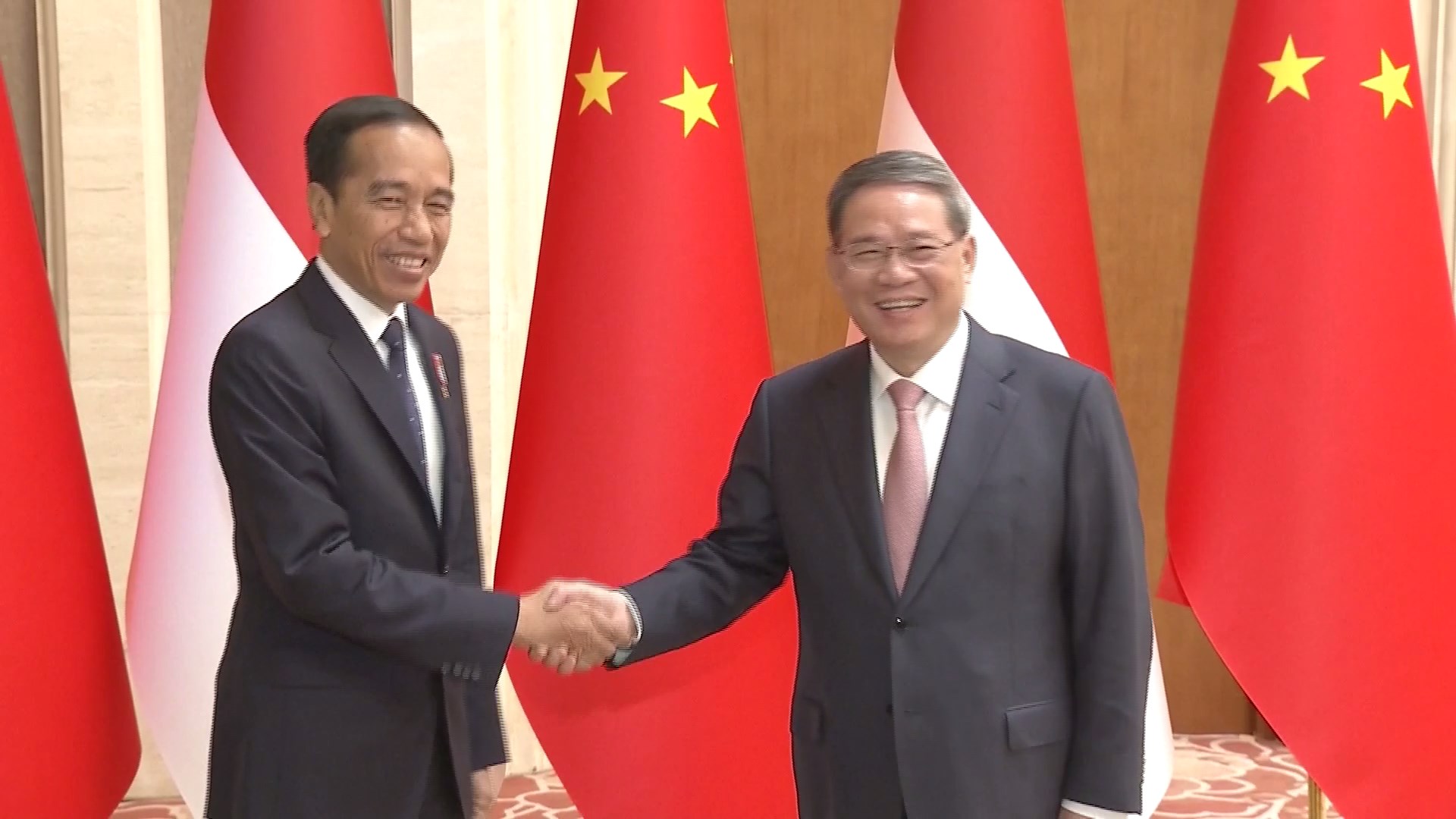 Perdana Menteri Tiongkok Li Qiang pada hari Selasa bertemu dengan Presiden Indonesia Joko Widodo dan keduanya berjanji untuk lebih meningkatkan kerja sama Belt and Road Initiative (BRI) yang berkualitas tinggi