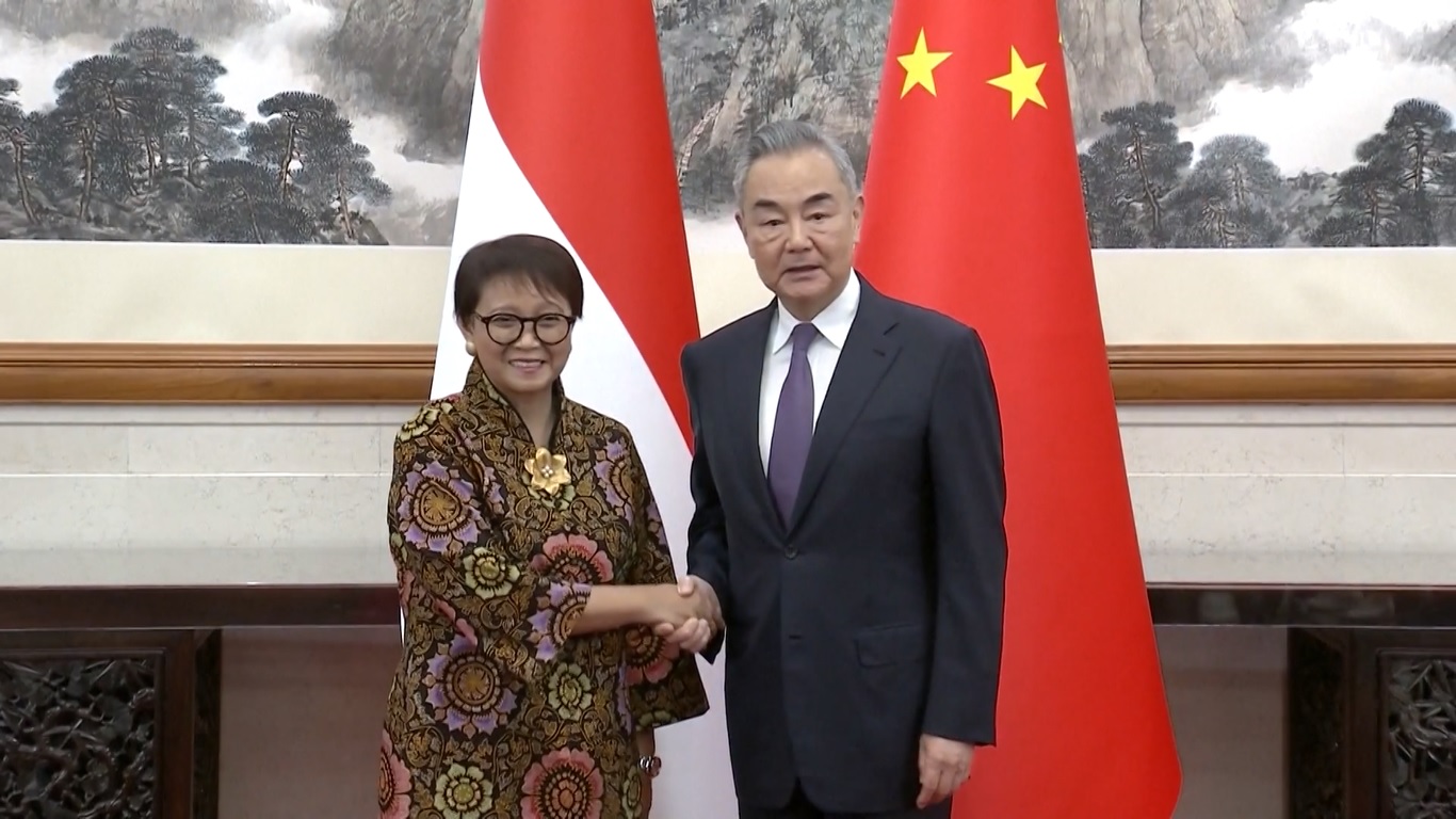 Pertemuan tersebut diketuai bersama oleh Menteri Luar Negeri Tiongkok