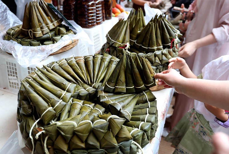 Zongzi sejenis pangsit ketan merupakan makanan tradisional yang wajib dicoba di festival yang jatuh pada 10 Juni tahun ini