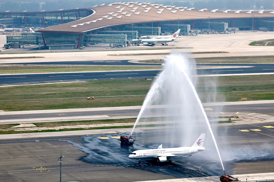C919 untuk kali pertama diserahkan kepada China Eastern pada 9 Desember 2022 Pesawat itu juga melakukan penerbangan komersial perdana dari Bandara Internasional Shanghai Hongqiao ke Bandara Internasional Beijing Capital pada 28 Mei 2023  Kemudian Maskapai China Eastern menerima C919 yang kedua pada 16 Juli 2023