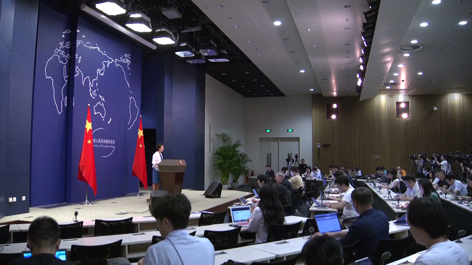 Tiongkok telah menuntut Filipina untuk segera menarik kapalnya yang berlabuh secara ilegal dari Xianbin Jiao