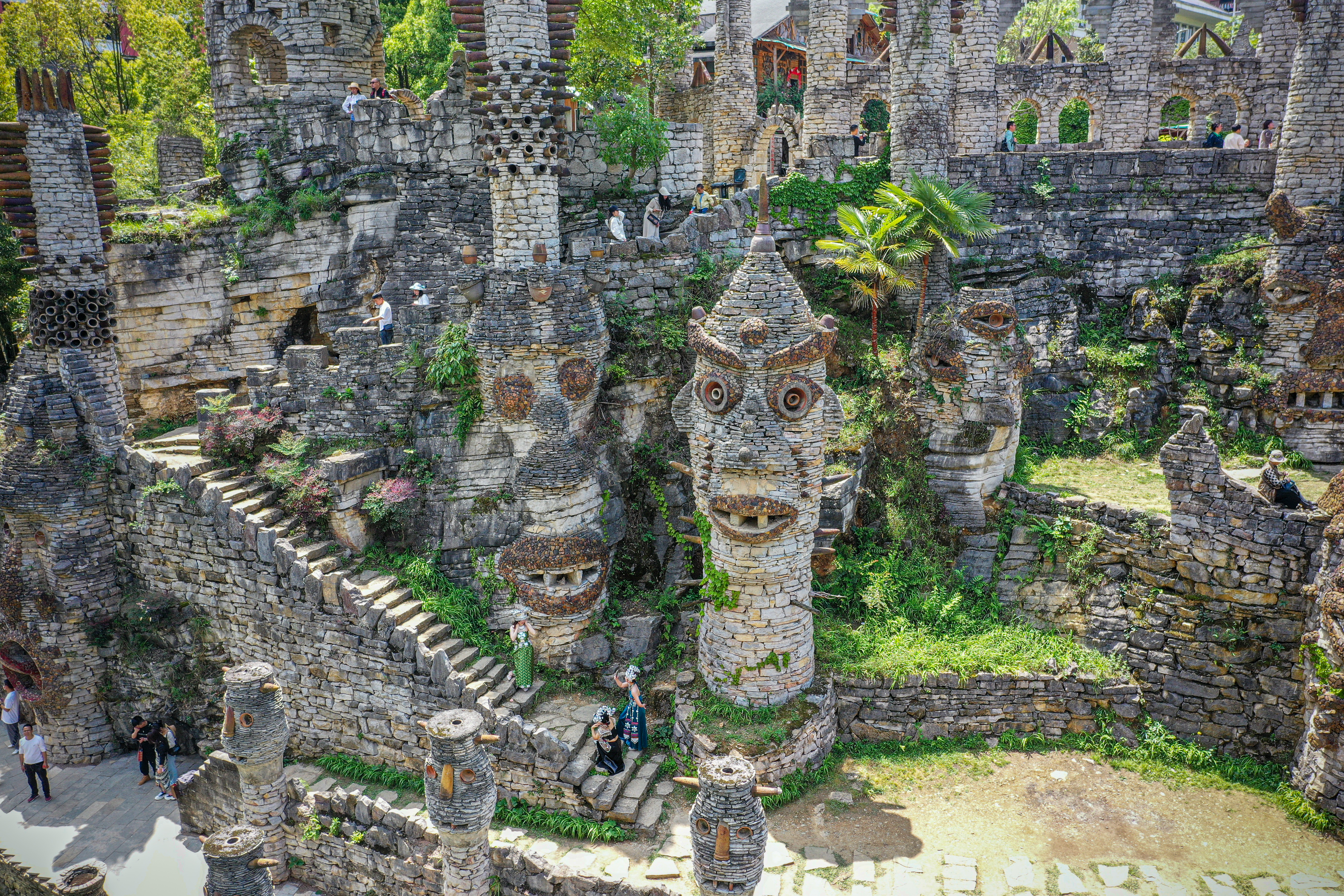 Lembah Yelang yang terletak di Provinsi Guizhou dijuluki sebagai Pulau Paskah versi Tiongkok yang terkenal