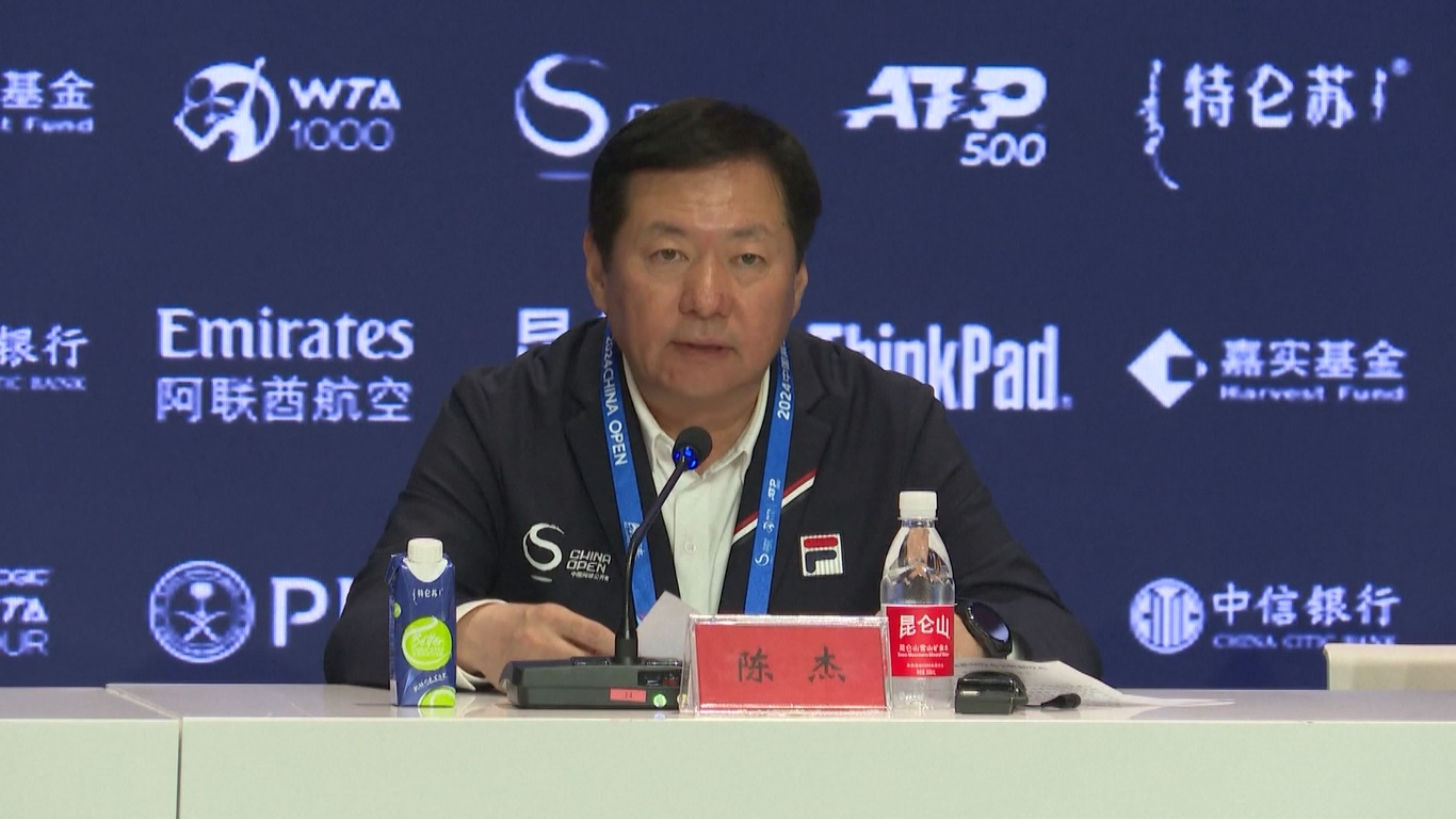 Coco Gauff dari AS mengklaim gelar juara dengan kemenangan telak 6-1