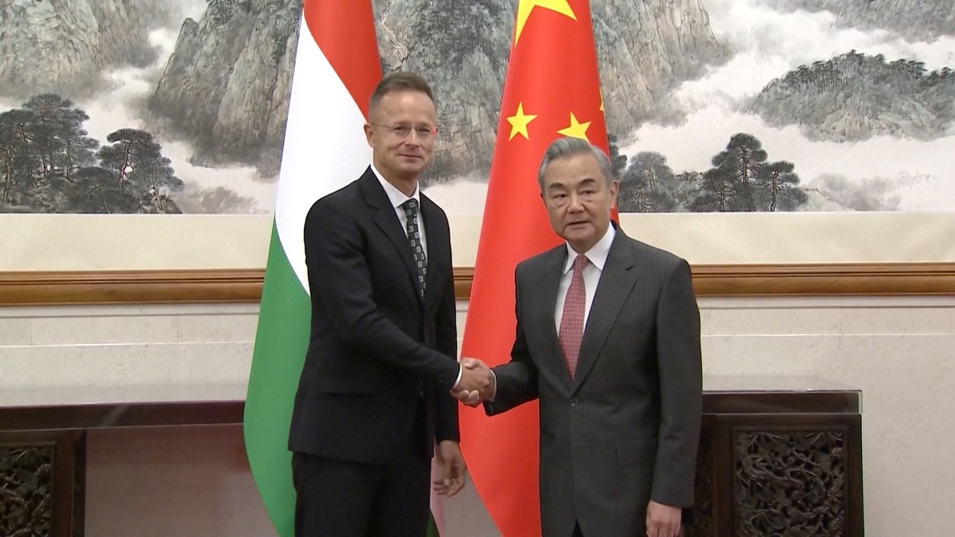 Menlu Tiongkok Bertemu dengan Menlu Hongaria Peter Szijjarto