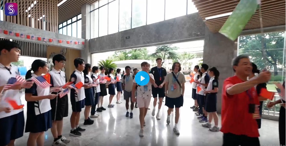 Delegasi yang beranggotakan 190 siswa dan guru dari 14 sekolah menengah di seluruh Amerika Serikat telah meninggalkan Shanghai setelah tur dua minggu mereka ke Tiongkok