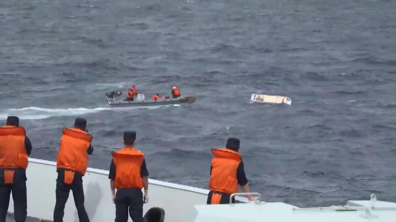 Militer Tiongkok Selamatkan 5 Orang setelah Kapal Vietnam Tenggelam di Laut Tiongkok Selatan