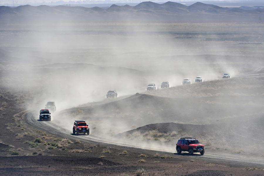 Dalam beberapa tahun terakhir Xinjiang telah memanfaatkan sepenuhnya sumber daya alamnya yang kaya untuk mengembangkan proyek pariwisata luar ruangan
