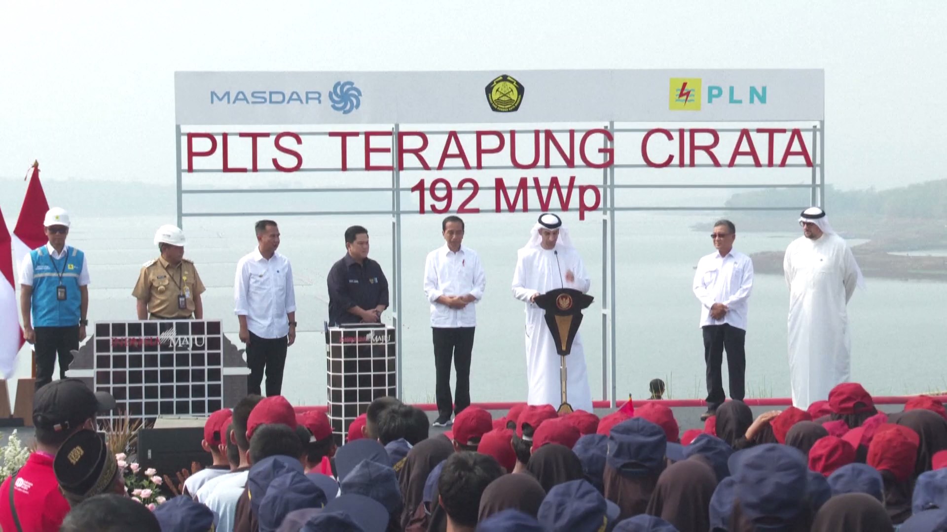 Presiden Indonesia Joko Widodo pada hari Kamis meresmikan pembangkit listrik tenaga surya terapung terbesar di Asia Tenggara