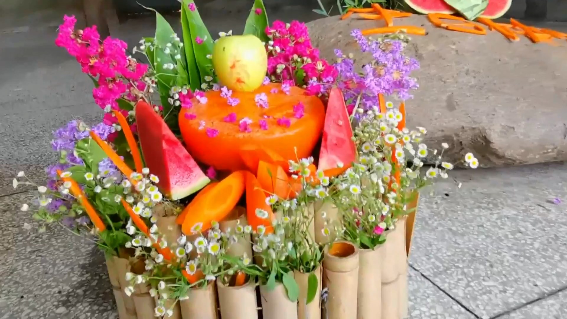 Kue ini sebagian besar terbuat dari daun bambu wortel apel dan semangka