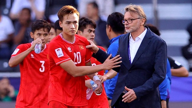 Pelatih Philippe Troussier menceramahi para pemain timnas Vietnam setelah kekalahan dari Irak pada laga penutup fase grup Piala Asia 2023 (2024)