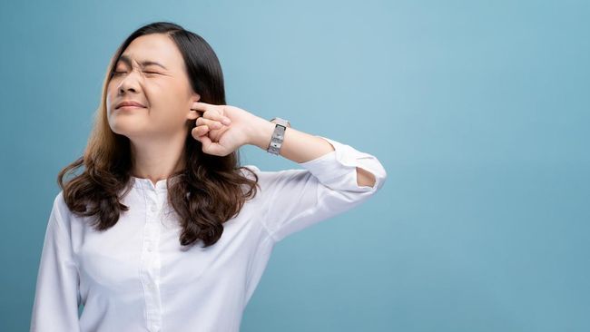 Membersihkan kotoran telinga sering kali dikorek menggunakan cotton bud