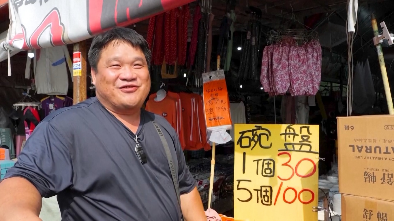 Toko-toko barang pecah belah melakukan bisnis yang ramai di sebuah pasar di daerah tersebut pada hari Kamis (4/4)