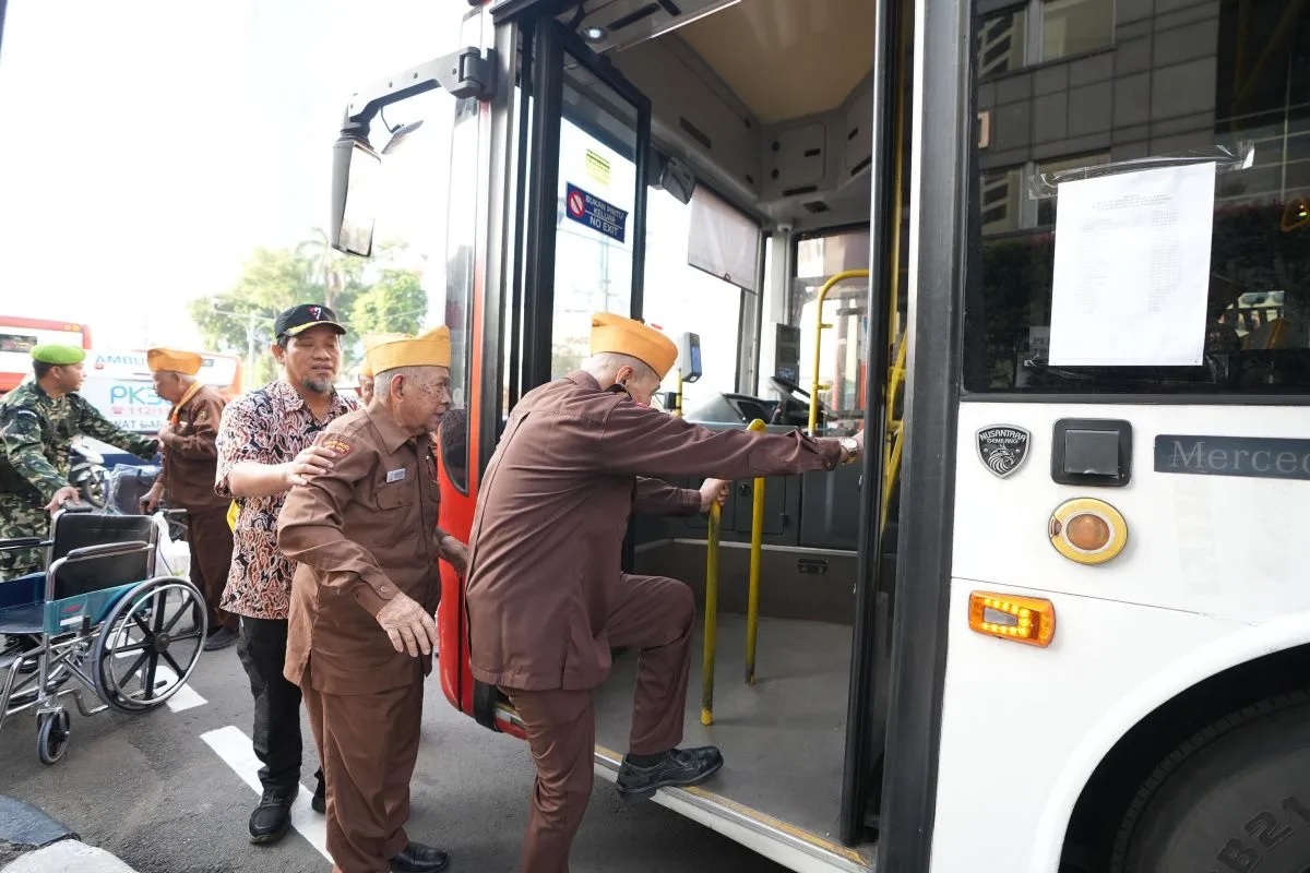 500 Veteran Kemerdekaan Diajak Keliling Kota Gunakan Transjakarta