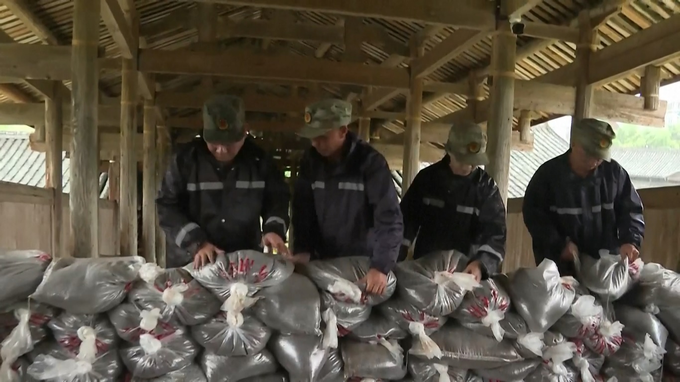 Topan tersebut telah membawa hujan lebat ke Kabupaten Taishun