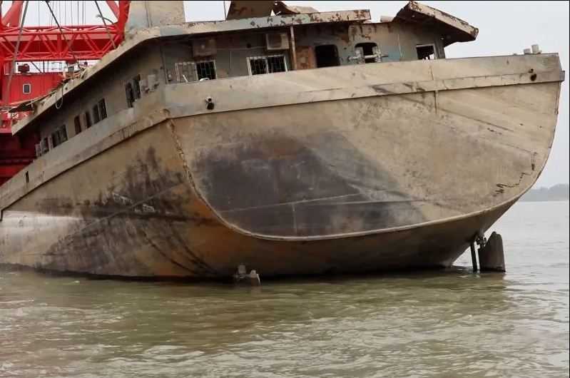 Tim penyelamat dari administrasi jalur air Sungai Yangtze berhasil mengangkat sebuah bangkai kapal dari bagian tengah Sungai Yangtze di Wuhan pada Selasa (25/10/2022)