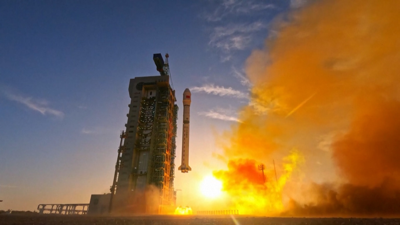 Tiongkok Luncurkan Satelit Uji Baru