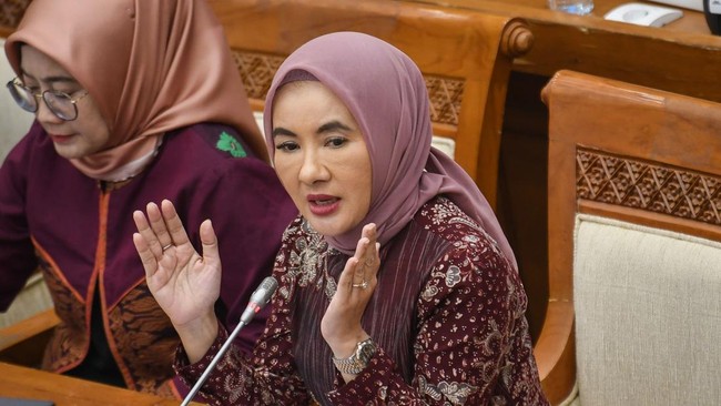 Pertamax green 92 adalah campuran antara RON 90 (pertalite) dengan 7 persen bioetanol (dibaca biasa : bio etanol) Langkah ini sejalan dengan komitmen Pertamina mendukung pemerintah untuk menurunkan emisi dari emisi bahan bakar bensin