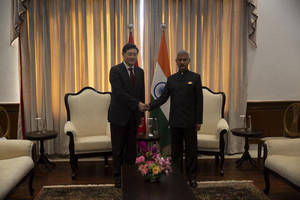 Menteri Luar Negeri Tiongkok Qin Gang dan Menteri Luar Negeri India Subrahmanyam Jaishankar pada hari Kamis (02/03/2023)