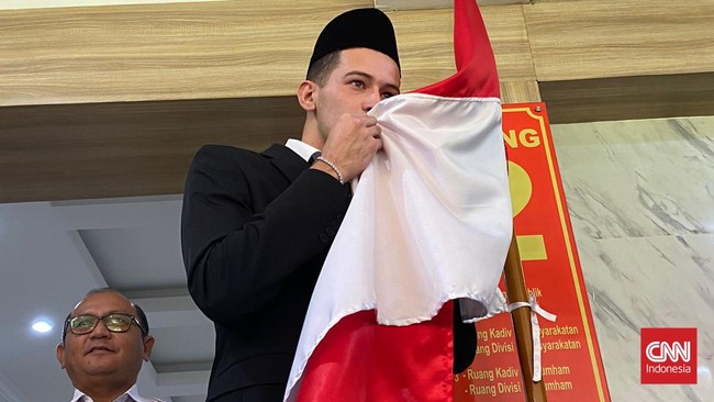 Pengamat sepak bola nasional Mohamad Kusnaeni menyebut naturalisasi Justin Hubner memperkuat pertahanan Timnas Indonesia