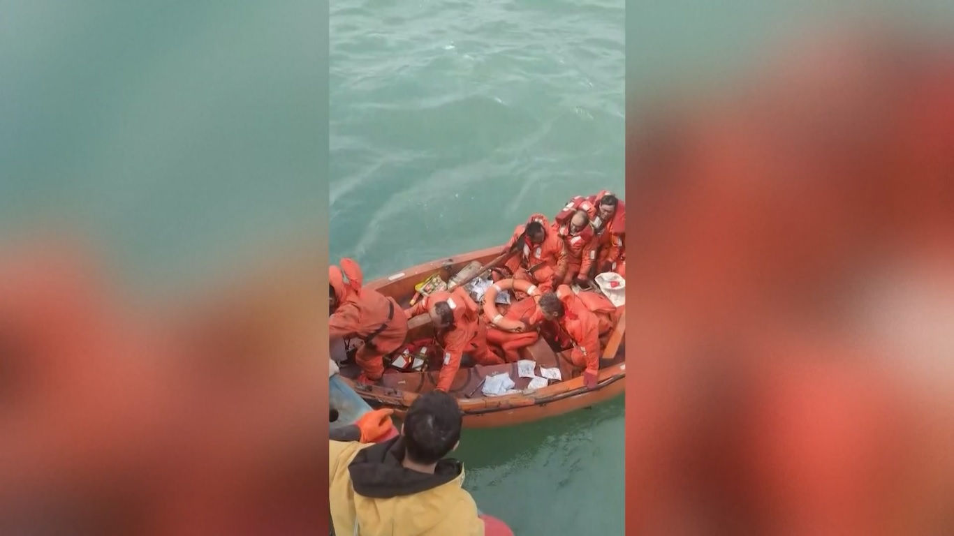 Para awak kapal yang berhasil diselamatkan dari kapal pengangkut batu bara yang tenggelam tersebut dikatakan dalam kondisi baik setelah dibawa ke darat berkat intervensi yang tepat waktu dari para nelayan