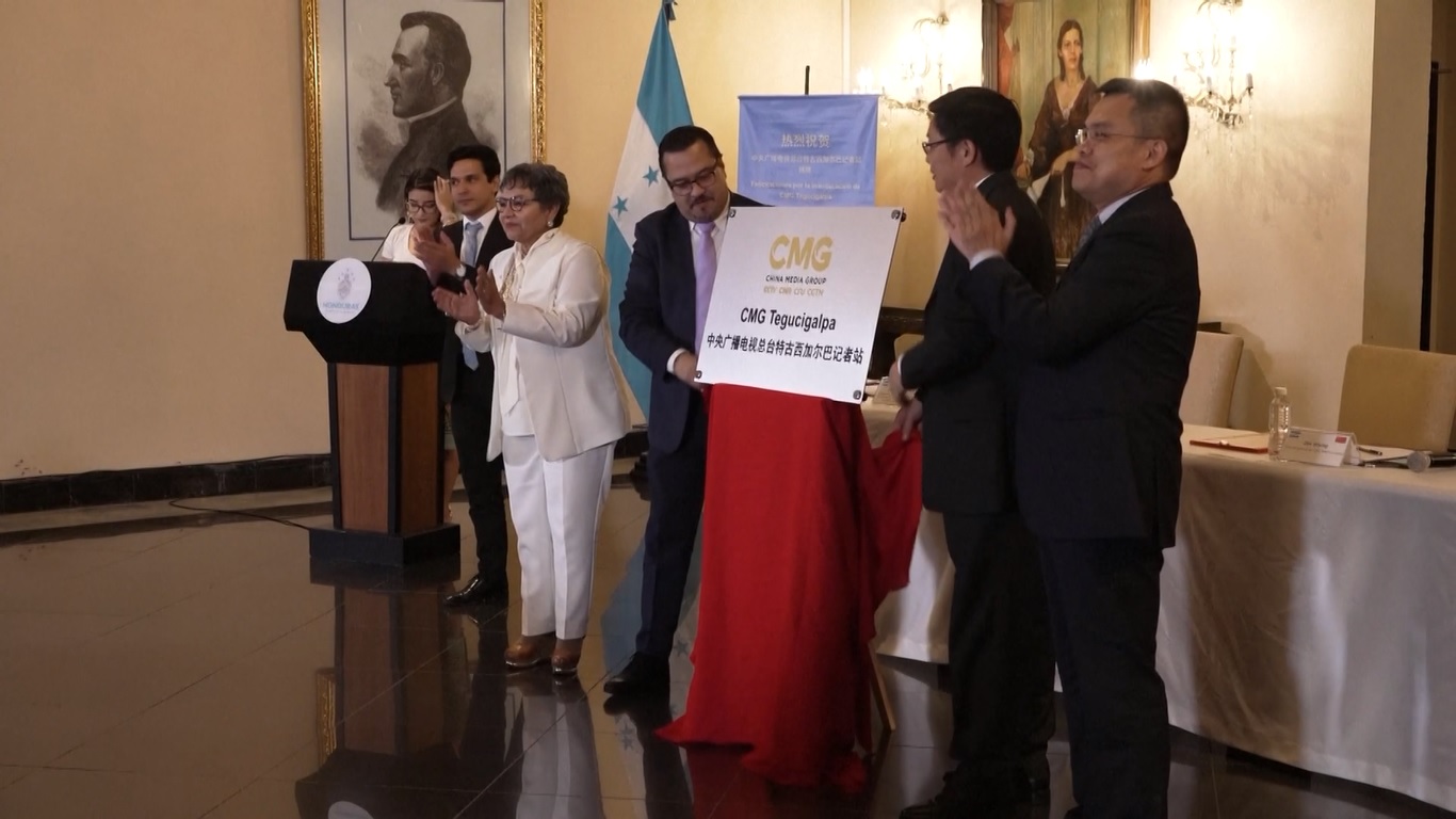 Upacara peresmian diadakan di Gedung Kepresidenan Honduras