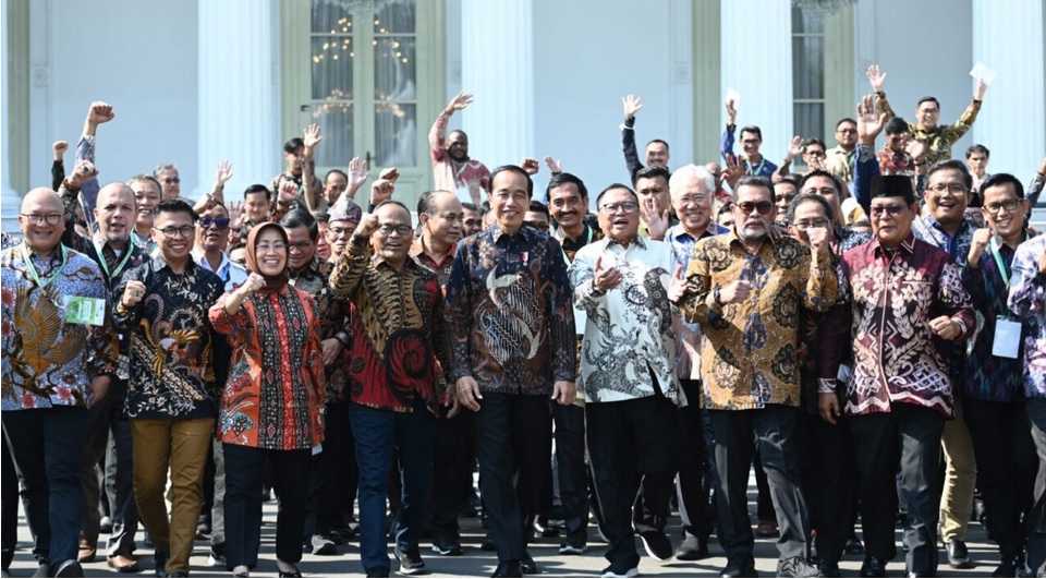 Presiden juga menegaskan bahwa insan pers Indonesia tidak boleh terpancing oleh sesuatu yang viral dan hoaks dalam membuat berita yang baik