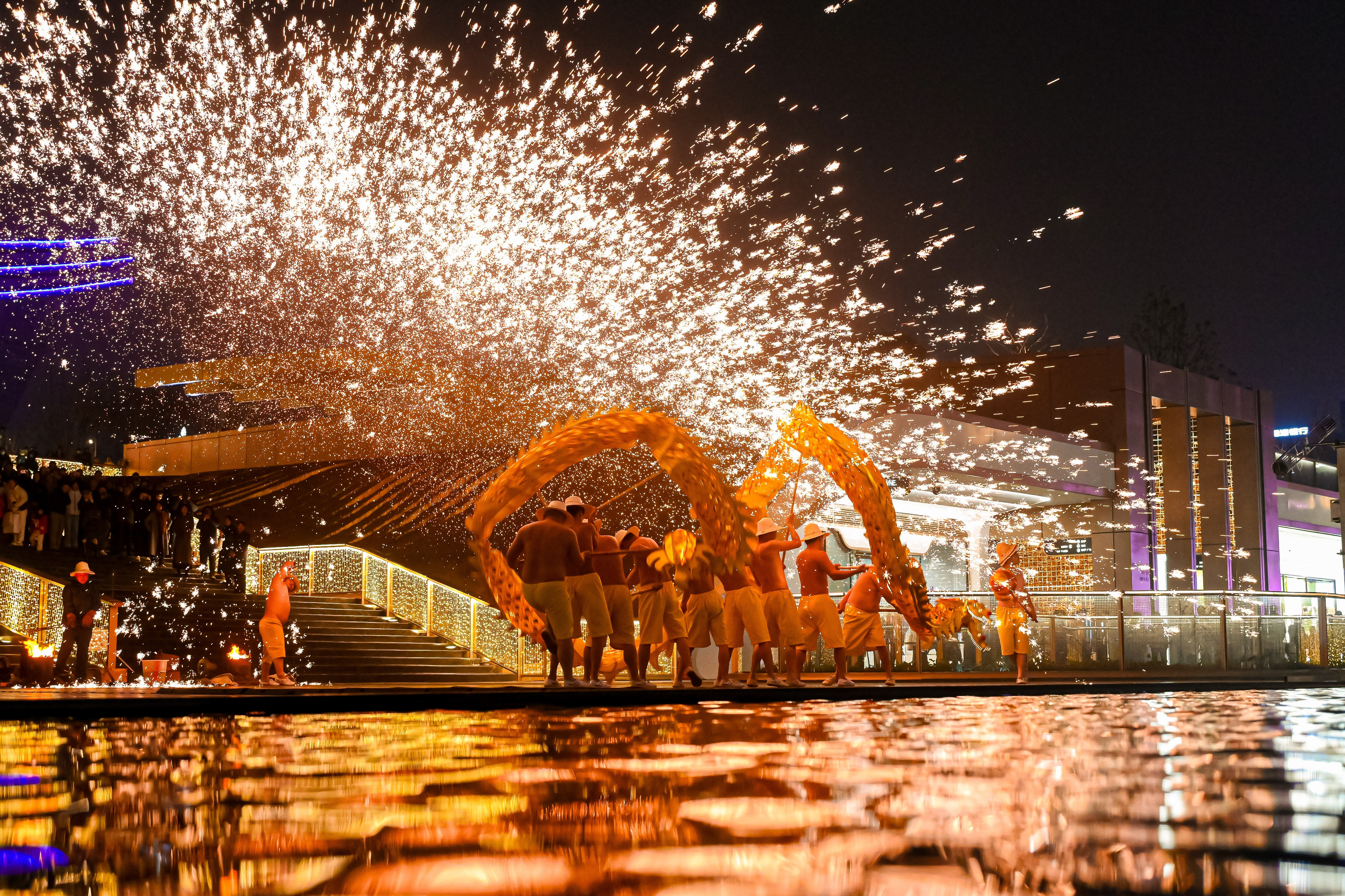 Tahun Naga akan segera tiba dan orang-orang Tiongkok mencari cara baru untuk memanjakan diri selama Festival Musim Semi