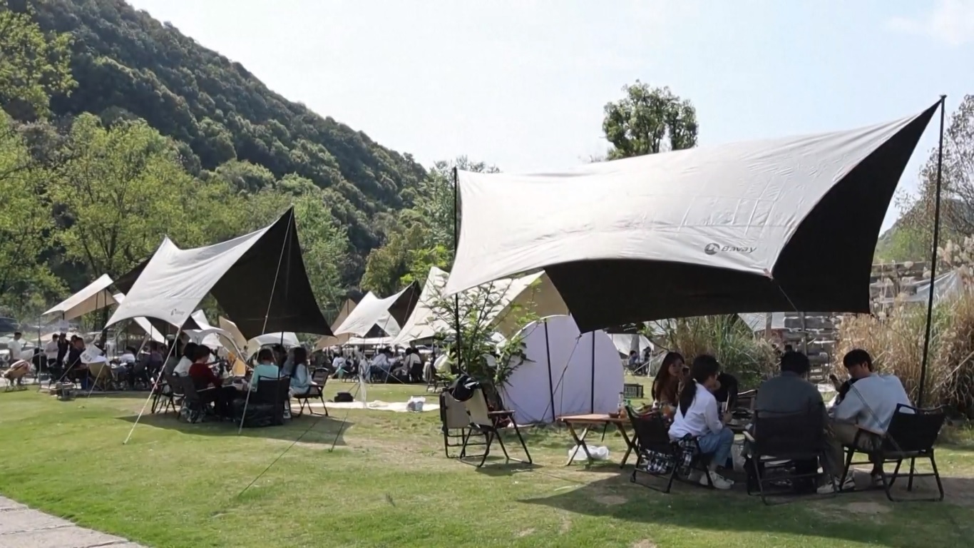 Festival Qingming adalah hari libur tradisional Tiongkok yang jatuh pada hari ke-15 setelah Ekuinoks Musim Semi