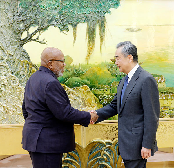 Anggota Politbiro Komite Sentral PKT selaku Menteri Luar Negeri Tiongkok Wang Yi mengadakan pertemuan dengan Presiden Majelis Umum PBB ke-78