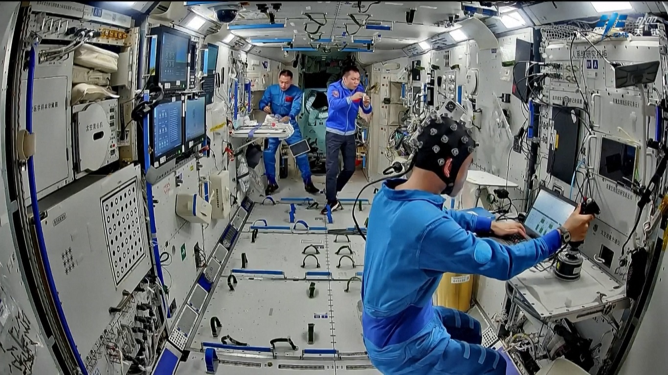 Tes tersebut berfokus pada otak manusia di luar angkasa