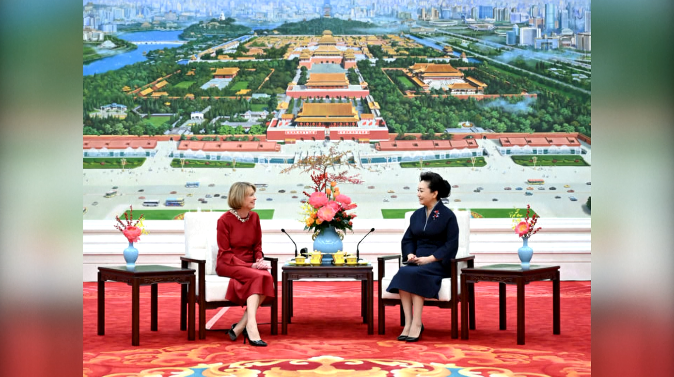 Peng Liyuan Berbincang Sambil Minum Teh dengan Istri Presiden Jerman