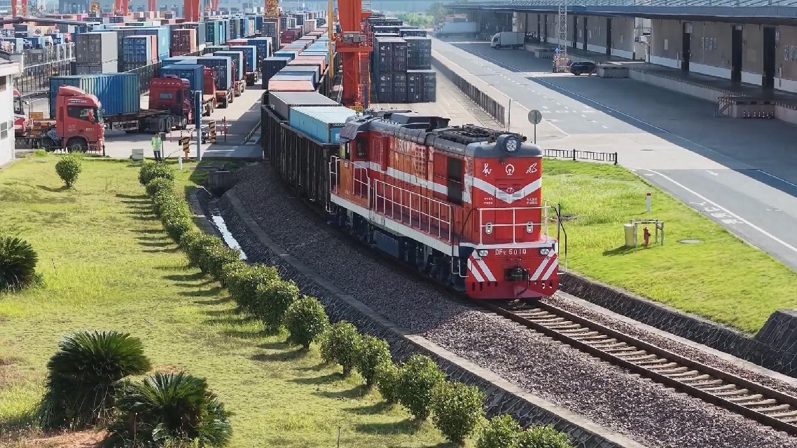 Kereta api Tiongkok Menangani 3,05 Miliar ton kargo pada kuartal pertama hingga ketiga