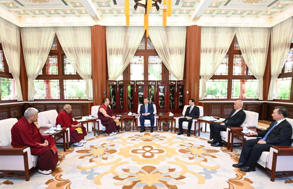 Dalam kunjungannya Panchen Rinpoche memberikan Xi sebuah hada syal sutra tradisional Tibet yang melambangkan kemurnian dan keberuntungan