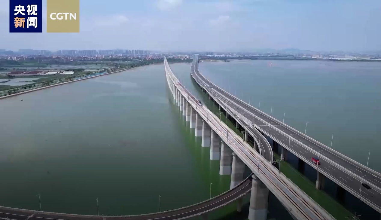 High Speed Train ini menghubungkan kota-kota termasuk Fuzhou dan Xiamen di sepanjang pantai Selat Taiwan