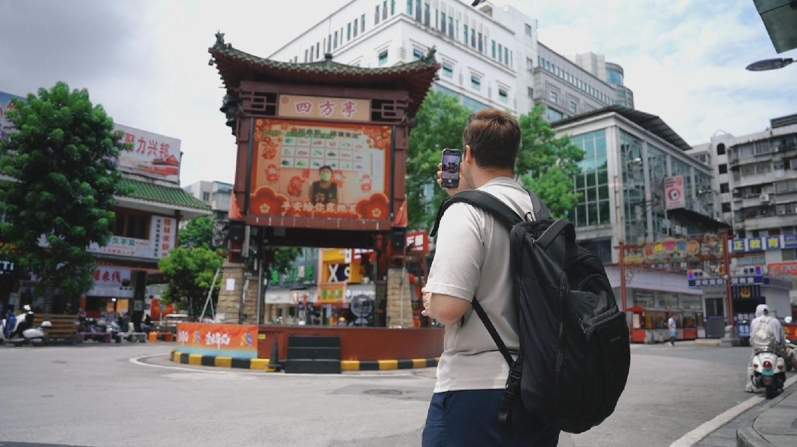 Wisatawan Inggris Menikmati Pemandangan Indah dan Makanan Khas Lokal di Guilin