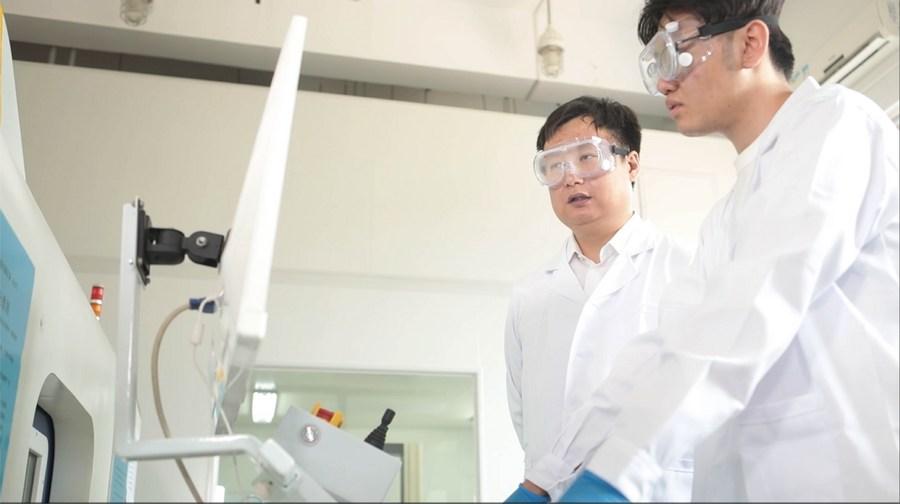 Tim ilmuwan Tiongkok berhasil mengembangkan sel bahan bakar membran penukar proton (proton exchange membrane fuel cell) dengan densitas daya volumetrik ultratinggi