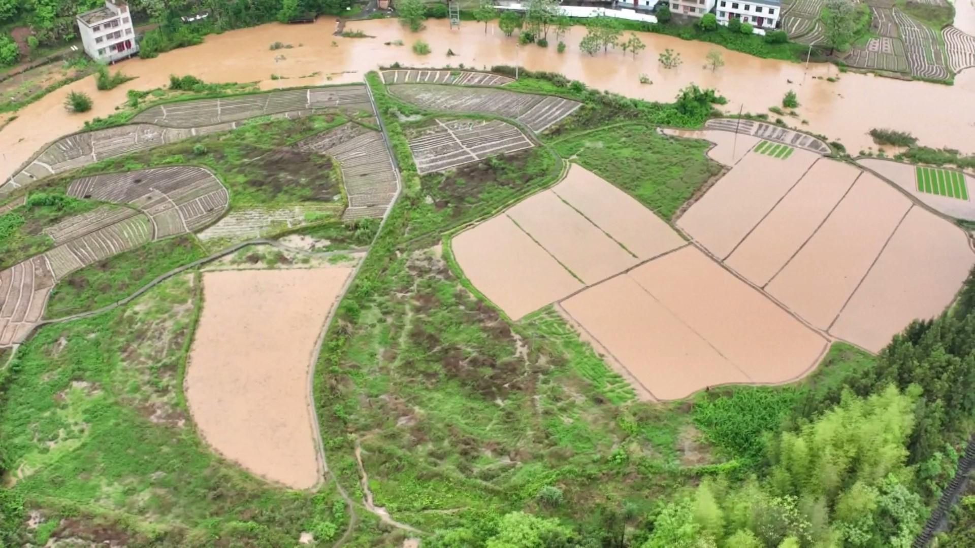Hujan badai lebat yang disebabkan oleh cuaca konveksi yang kuat telah menyebabkan banjir besar dan gangguan lalu lintas di daerah pedesaan di Provinsi Hunan di Tiongkok tengah dan Provinsi Jiangxi di Tiongkok timur