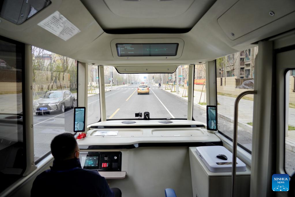 Bus ini dilengkapi sensor presisi tinggi termasuk radar laser