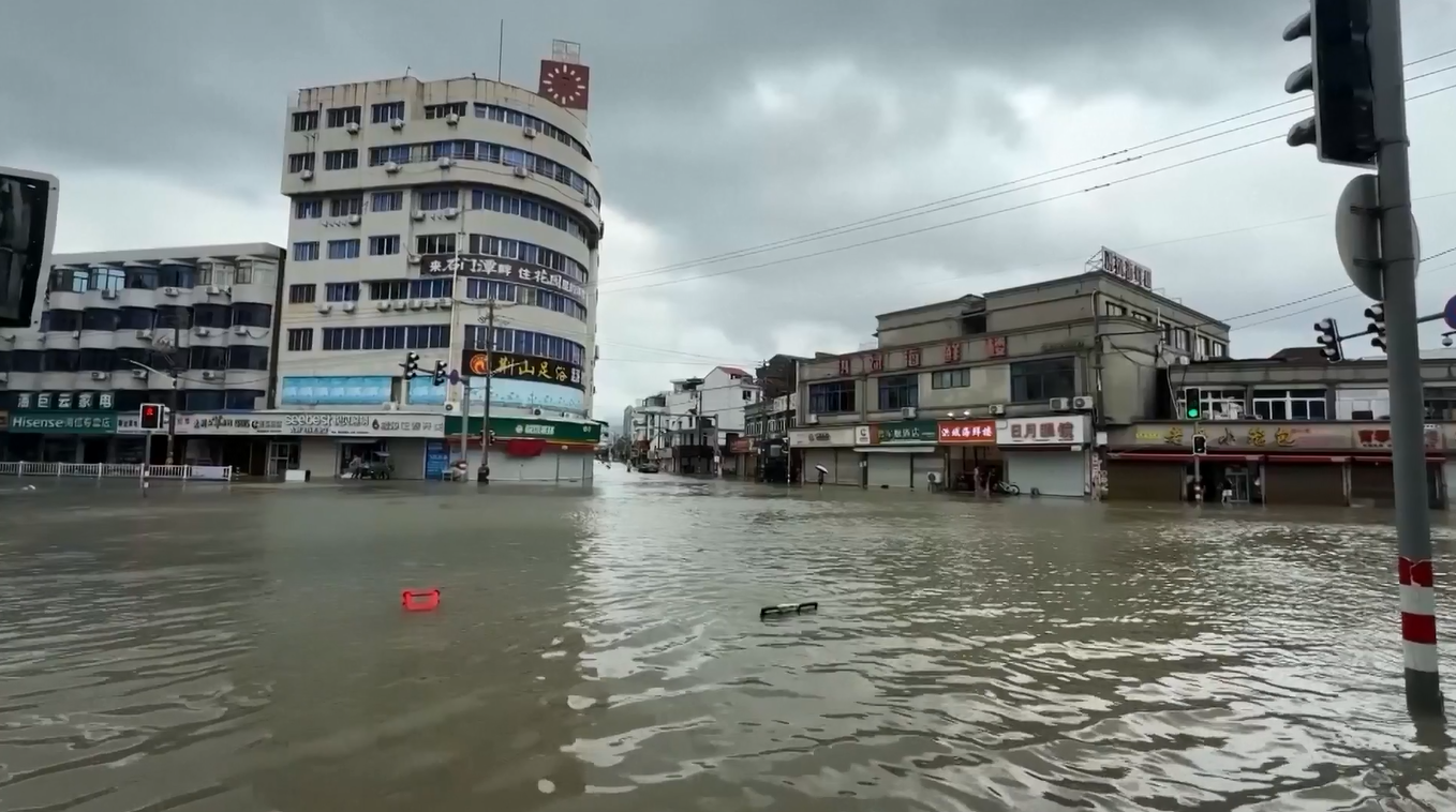Topan Dolphin Picu Banjir di Tiongkok Timur dan Dorong Dilakukannya Operasi Darurat Sepanjang Malam