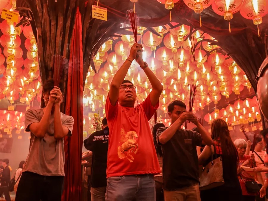 Ibadah Malam Imlek di Vihara Boen San Bio Tangerang Berjalan Khidmat