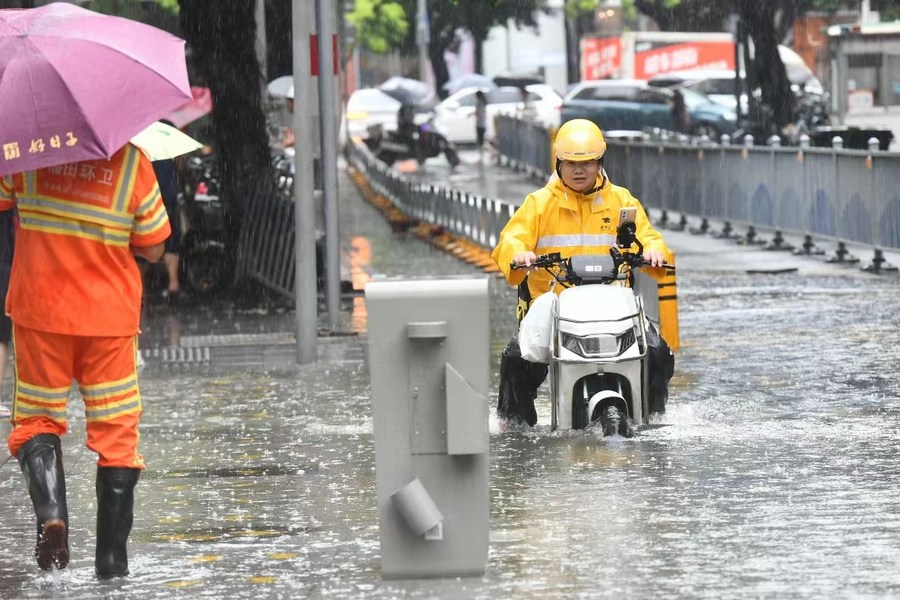Tiongkok memiliki sistem peringatan cuaca tiga tingkat dengan kode warna untuk cuaca konveksi parah dan badai pasir