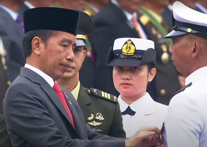 Presiden Joko Widodo menganugerahkan tanda kehormatan kepada prajurit Tentara Nasional Indonesia (TNI) yang dinilai berjasa besar untuk kemajuan dan pembangunan TNI.