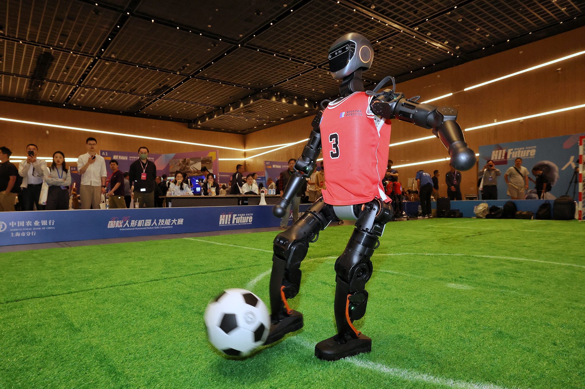 Lebih dari 60 tim dari Tiongkok dan negara lain berkompetisi dalam Kompetisi Keterampilan Robot Internasional perdana Labor in Glory di Shanghai