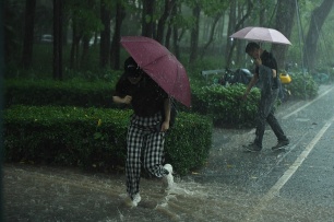 Secara khusus daerah-daerah tertentu di Guangdong dan Jiangxi akan mengalami hujan lebat dengan curah hujan 100-180mm