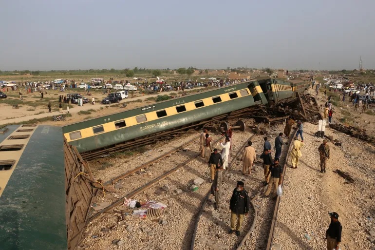 Kecelakaan kereta tergelincir sering terjadi pada sistem kereta api kuno Pakistan