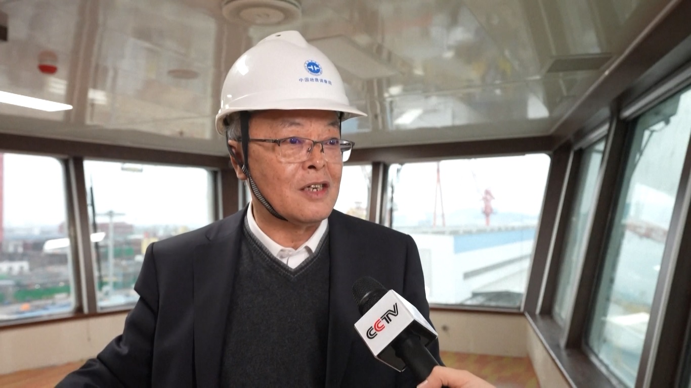 Kapal pengeboran berbobot 33000 ton ini dapat beroperasi terus menerus di laut selama 120 hari dengan 180 anggota kru dan menempuh jarak hingga 15000 mil laut