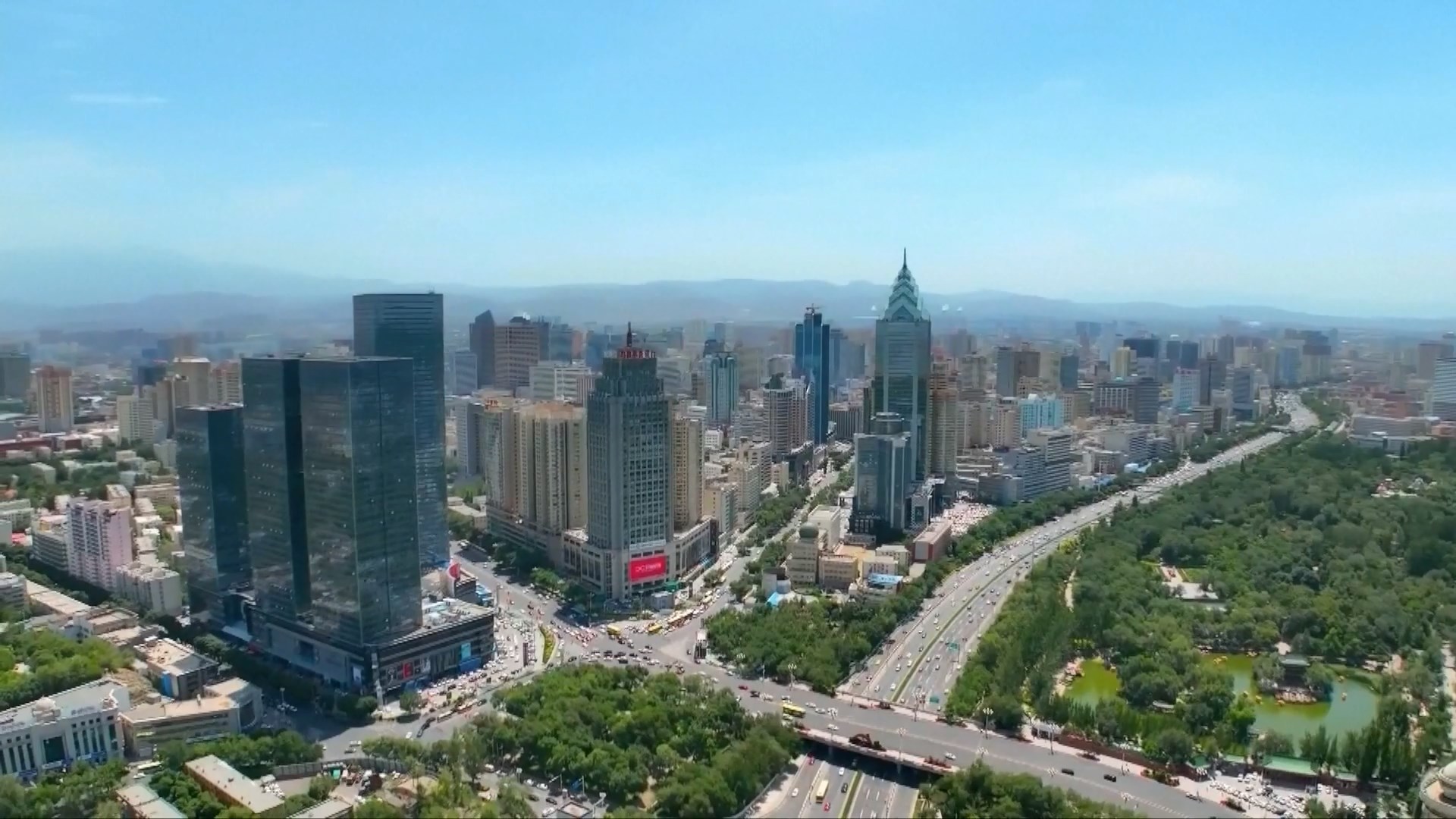 Seorang wakil Kongres Rakyat Nasional ke-14 dari sebuah desa di Daerah Otonomi Uighur Xinjiang